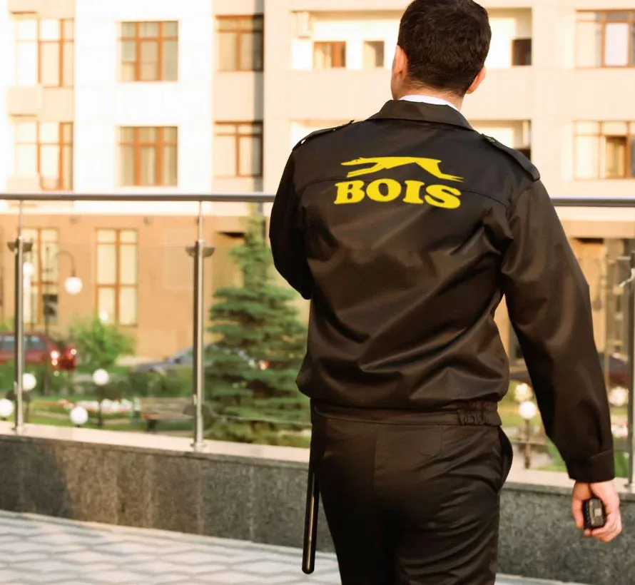 Strážný BOIS v uniformě před budovou